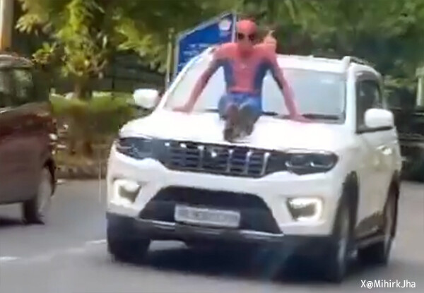 インドのスパイダーマン、車のボンネットで移動中に逮捕される