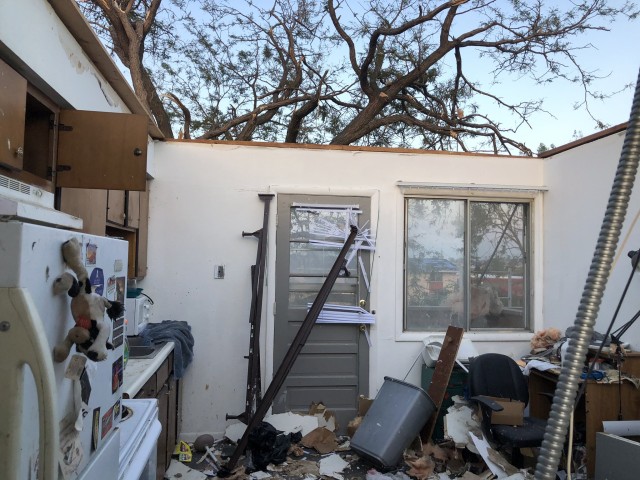 家の屋根が吹き飛び、車は倒木に埋もれる。アメリカ中西部を襲った記録的な暴風雨「デレチョ」の怖さがわかる災害現場