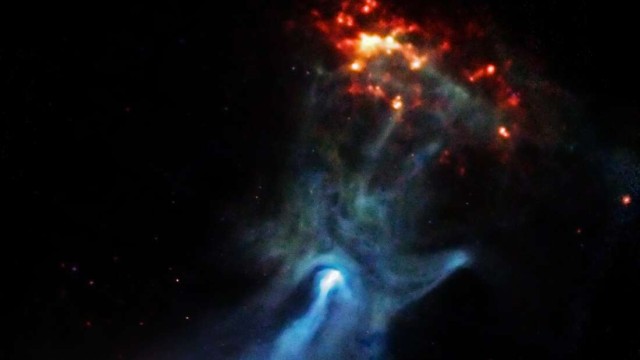宇宙規模の心霊写真！？青白い巨大な手のようにみえる超新星爆発の光