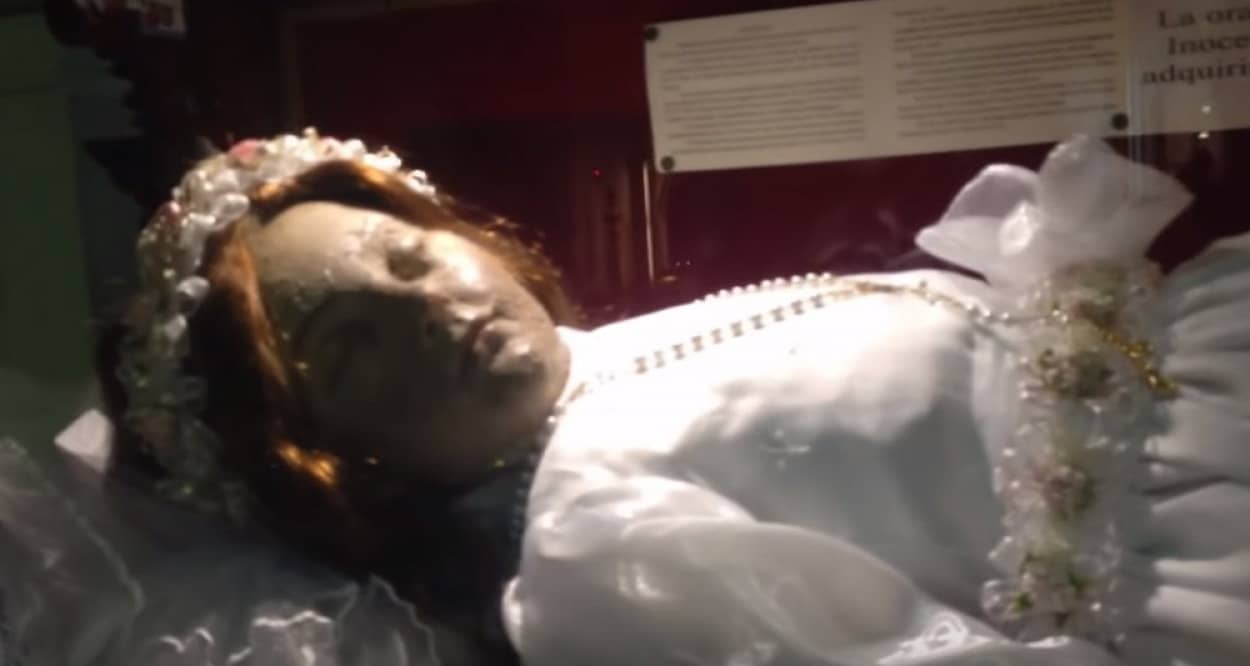 300年前に亡くなりミイラとして展示されている少女の聖体 その目が突然開く決定的瞬間をとらえた映像 メキシコ カラパイア 300年前に亡くなりミイラとして展示されている少女の聖体 その目が突然開く決定的瞬間をとらえた映像 メキシコ カラパイア