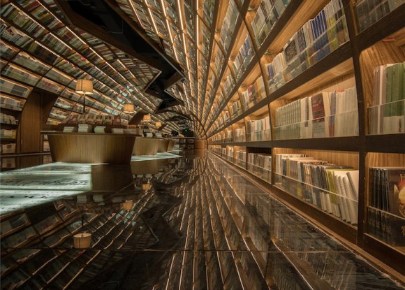 異次元につながるポータルのようだ 流線形の本棚と鏡張りの床で生み出された 書籍のトンネル カラパイア