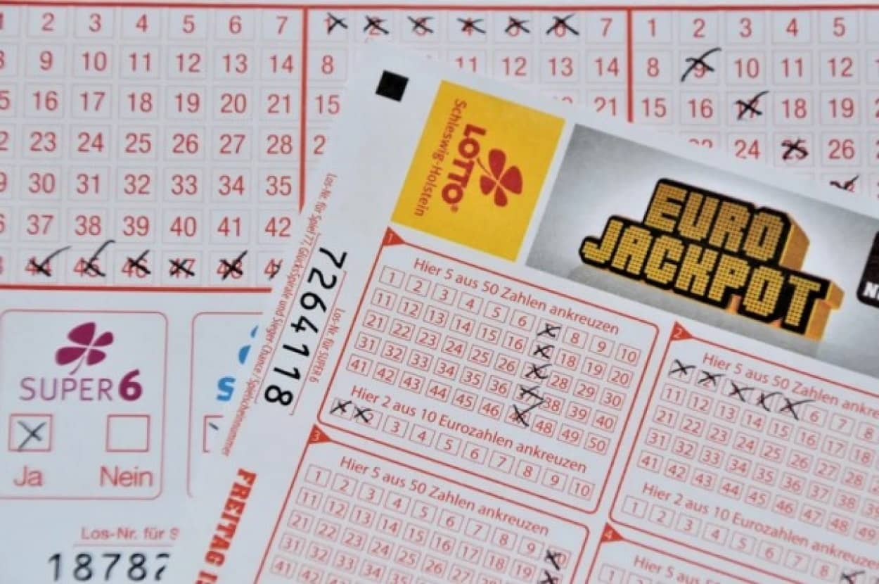宝くじを共同で買って高額当選、皆に分配