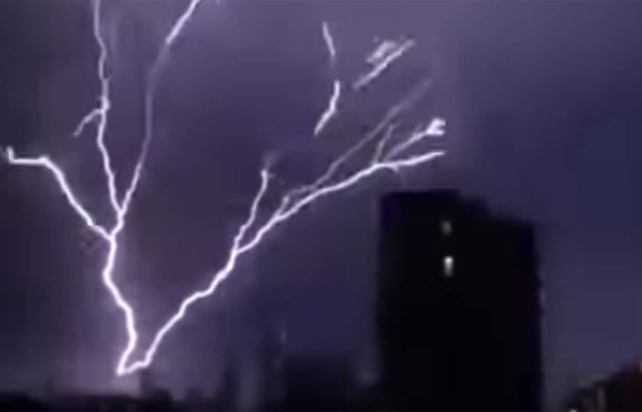 下から上に登り雷 イギリスで発生した 逆さ雷 のすごい映像 カラパイア 下から上に登り雷 イギリスで発生した 逆さ雷 のすごい映像 カラパイア