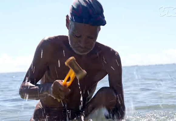 20年間無人島で裸で暮らす日本人男性を海外メディアが一斉報道
