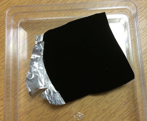 黒すぎてブラックホール 史上最高の黒さを誇る新素材 ベンタブラック が開発される カラパイア 黒すぎてブラックホール 史上最高の黒さを誇る新素材 ベンタブラック が開発される カラパイア