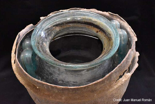 古代ローマ人の墓から2000年前の液体のワインが発見される