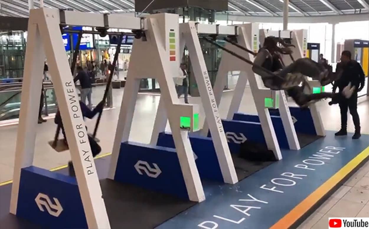 ブランコを漕いで発電し、スマホを充電できるオランダ駅のイベント