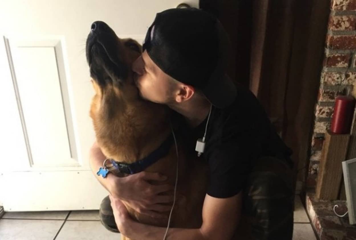 会いたいよう 会いたいよう 二度と戻らぬ飼い主の帰りを今か今かとひたすら待ち続ける犬 アメリカ カラパイア