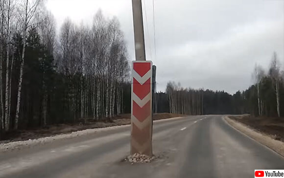 一方ロシアでは、道路の真ん中に電柱がたっていた