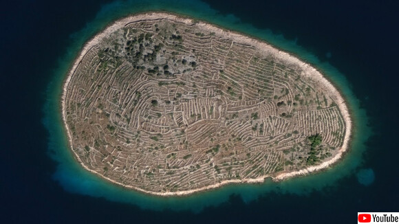 上空から見ると、人間の指紋のように見える島