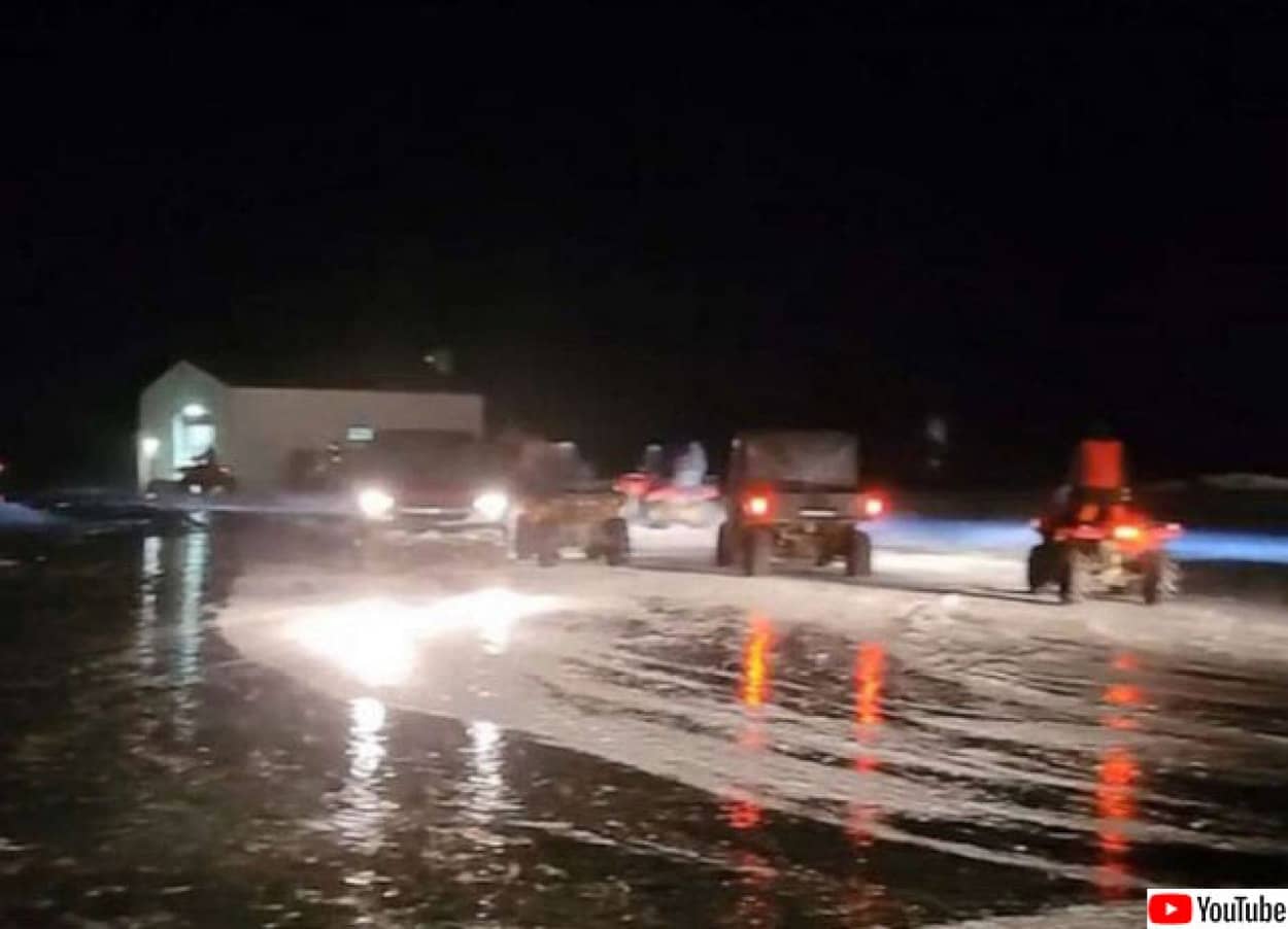 赤ちゃんを緊急搬送するため アラスカの住民が結集 車のヘッドライトで暗い滑走路を一斉に照らす カラパイア 赤ちゃんを緊急搬送するため アラスカの住民が結集 車のヘッドライトで暗い滑走路を一斉に照らす カラパイア