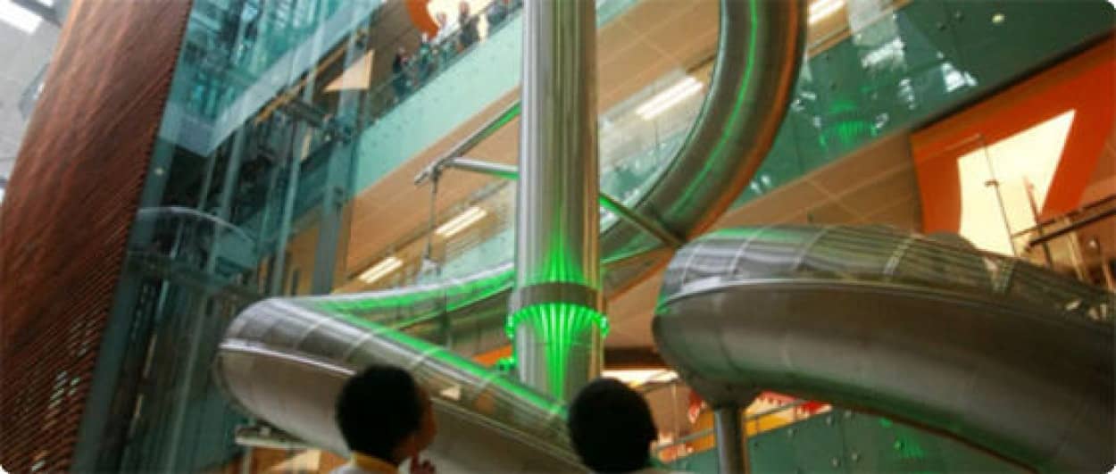 空港内で秒速6メートルを体感！チャンギ国際空港に設置されたシンガポールで最も高い滑り台