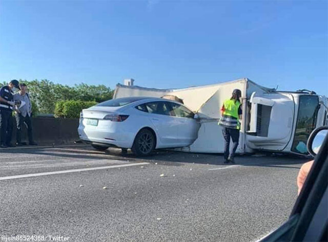 オートパイロット運転中のテスラ車、横転したトラックに突っ込むというアクシデント（台湾）