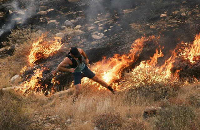 山火事の炎が迫る中、足で火を消し止めようとした男性がワイルドすぎると話題に（アメリカ）