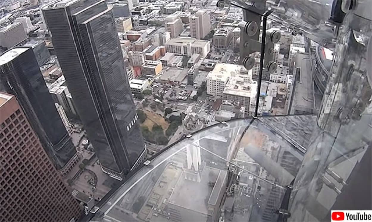 スリル体験が楽しめる超高所ガラス張り滑り台(スカイスペースLA)