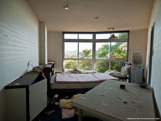 an_abandoned_hotel_in_japan_640_32