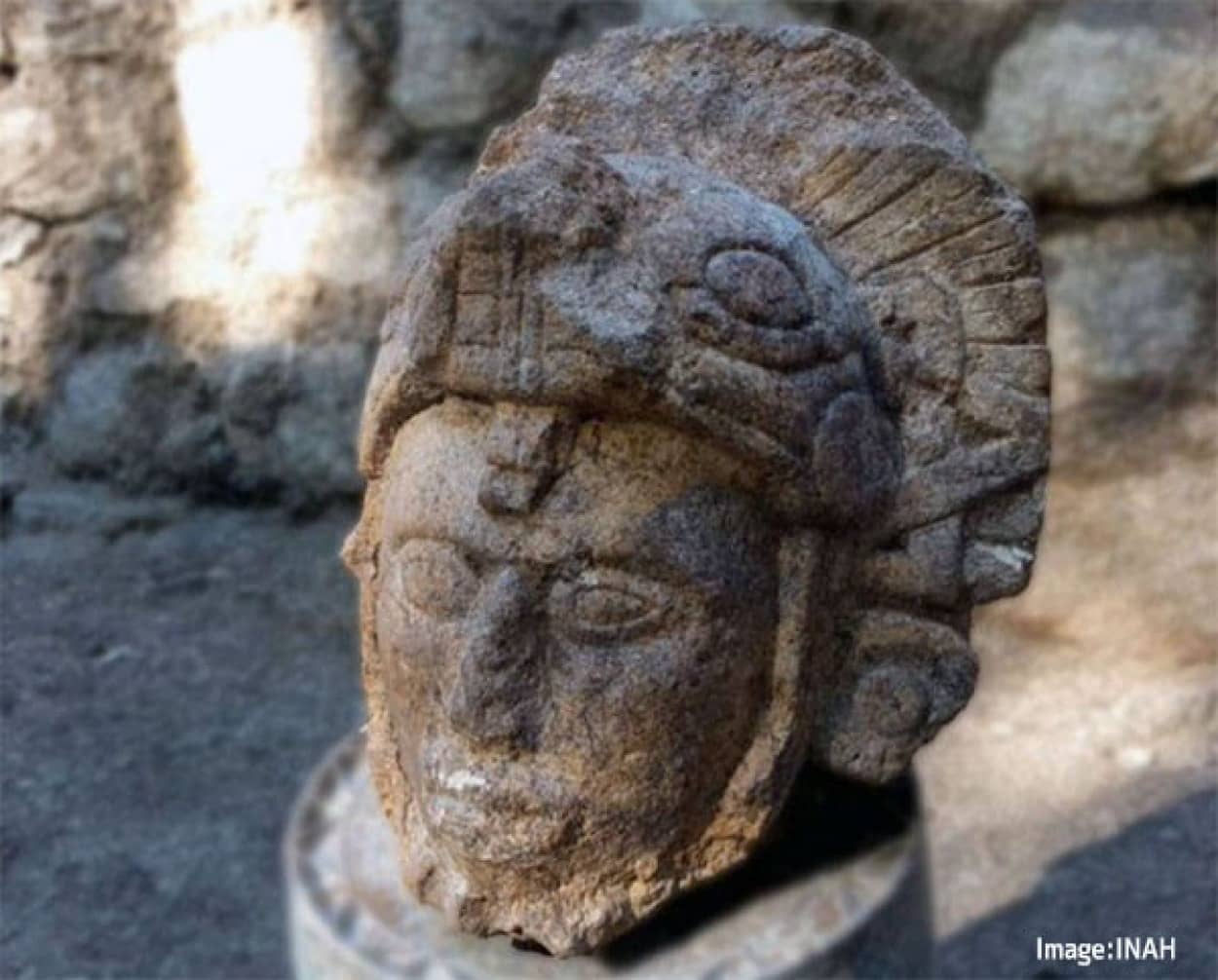 チチェン・イッツァで発掘されたヘビの兜をかぶった古代マヤ戦士の頭部彫像no title