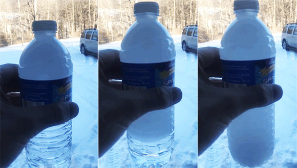 振るだけでペットボトルの水が急速に凍る スナップフリーズ 瞬間冷凍 をとらえた映像 カラパイア
