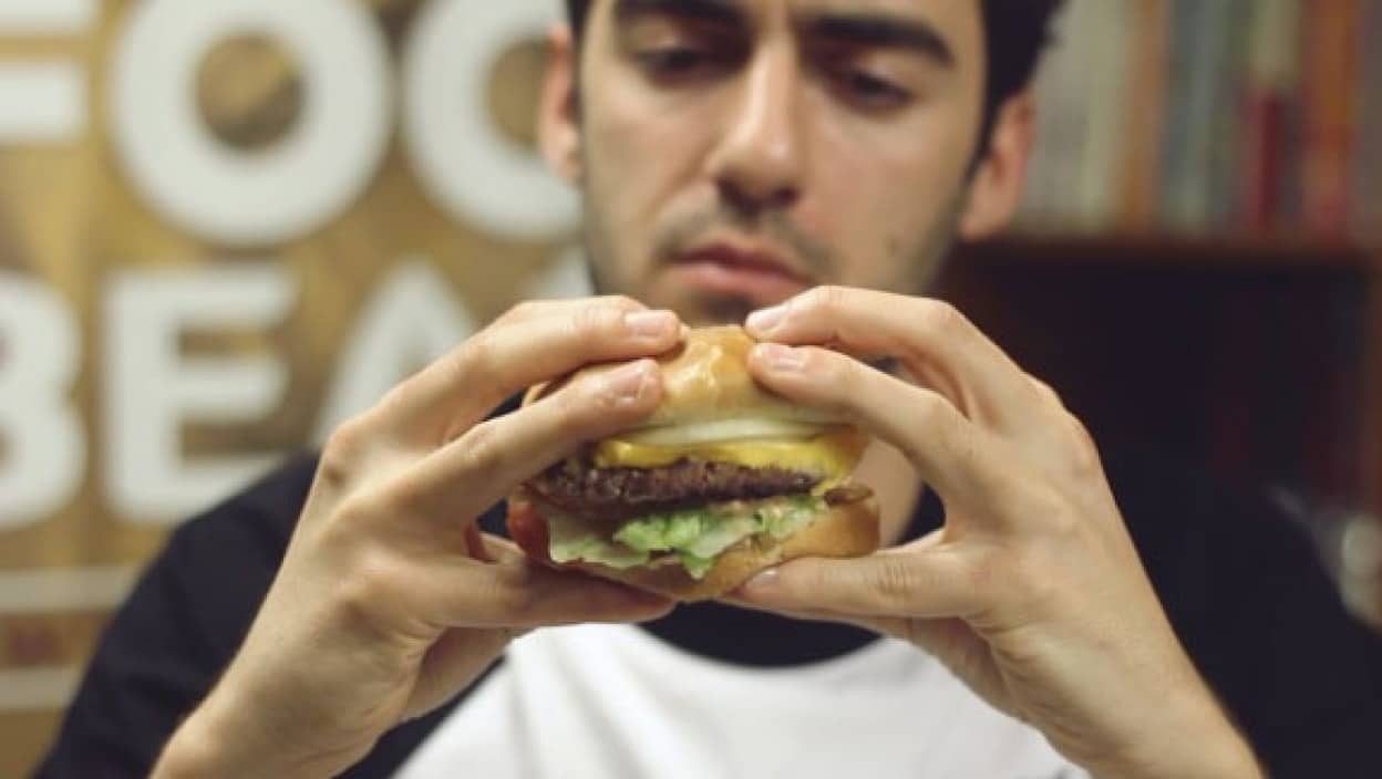 科学的に分析した ハンバーガーをこぼさず食べる方法 を外国人が試してみた カラパイア