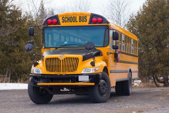 アメリカのスクールバスの車体の横に3本線がある理由【雑学】