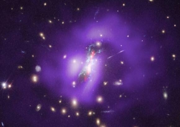 猛烈な勢いで無数の星を生み出しているブラックホールがフェニックス銀河団で発見される（米研究）