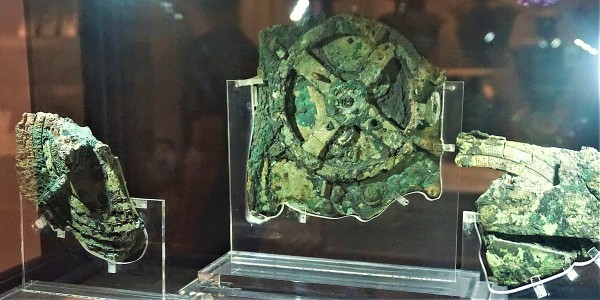 アンティキティラ島の機械は太陰暦を追跡していたことを重力波研究者が突き止める