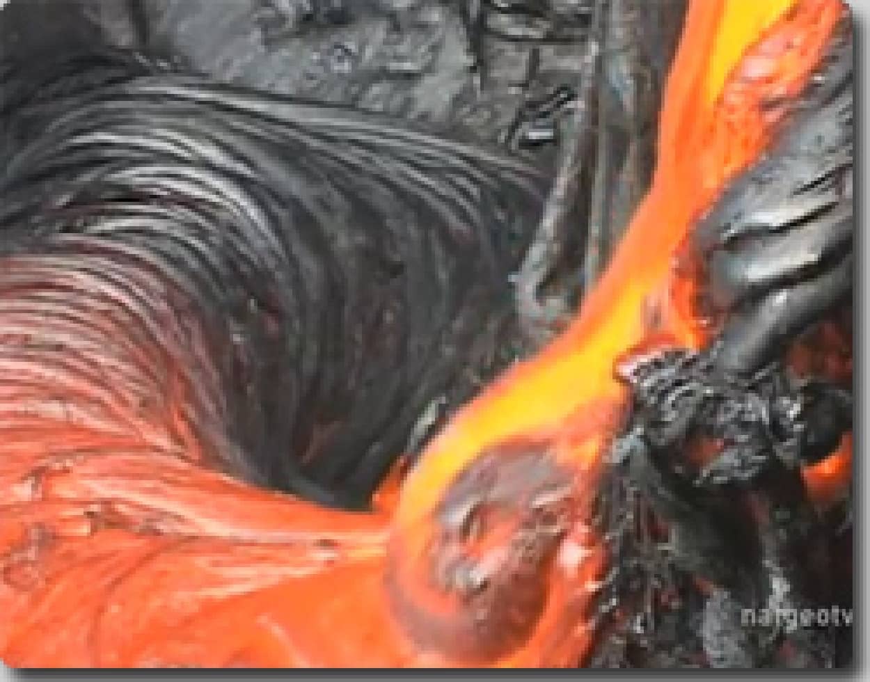 ドクドク 火山からの煮え立つ溶岩の流れ カラパイア