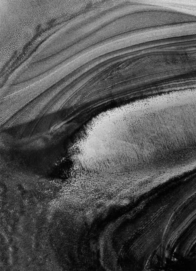 モノクロだから良くわかる。火星の地表の驚くべき造形を撮影した写真 