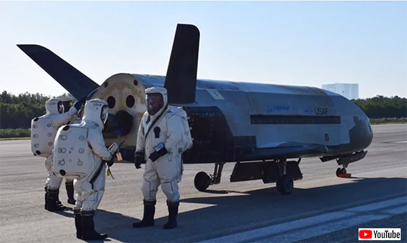 いまだ深い謎に包まれている米空軍の無人宇宙船「X-37B」は2年にわたり地球軌道を飛行し続けている