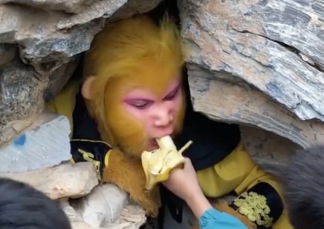 猿の着ぐるみを着てバナナを食べる簡単なお仕事です。中国で「孫悟空」のアルバイトを募集中