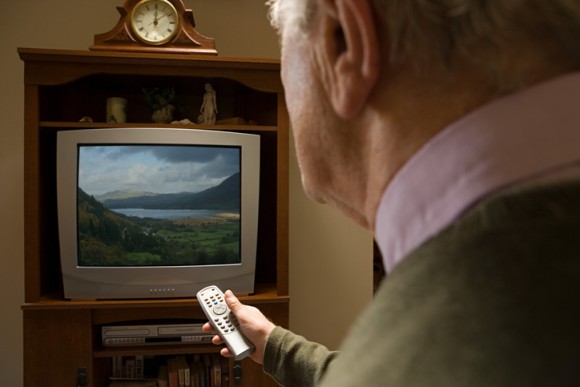 1日3.5時間以上テレビを見る高齢者は認知機能が低下する傾向が認められる（イギリス）