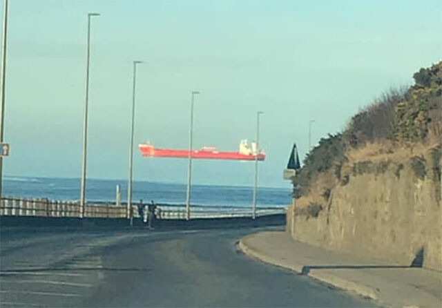 宙に浮く赤い船！？思わず目を疑ってしまう驚きの光景（スコットランド）