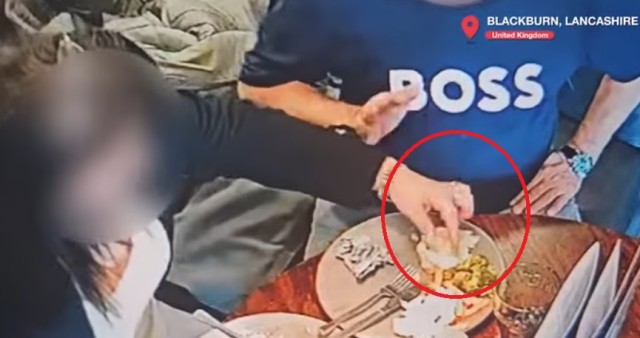 自分の髪を料理にわざと入れ、返金しろとクレームをつける客が監視カメラにとらえられる