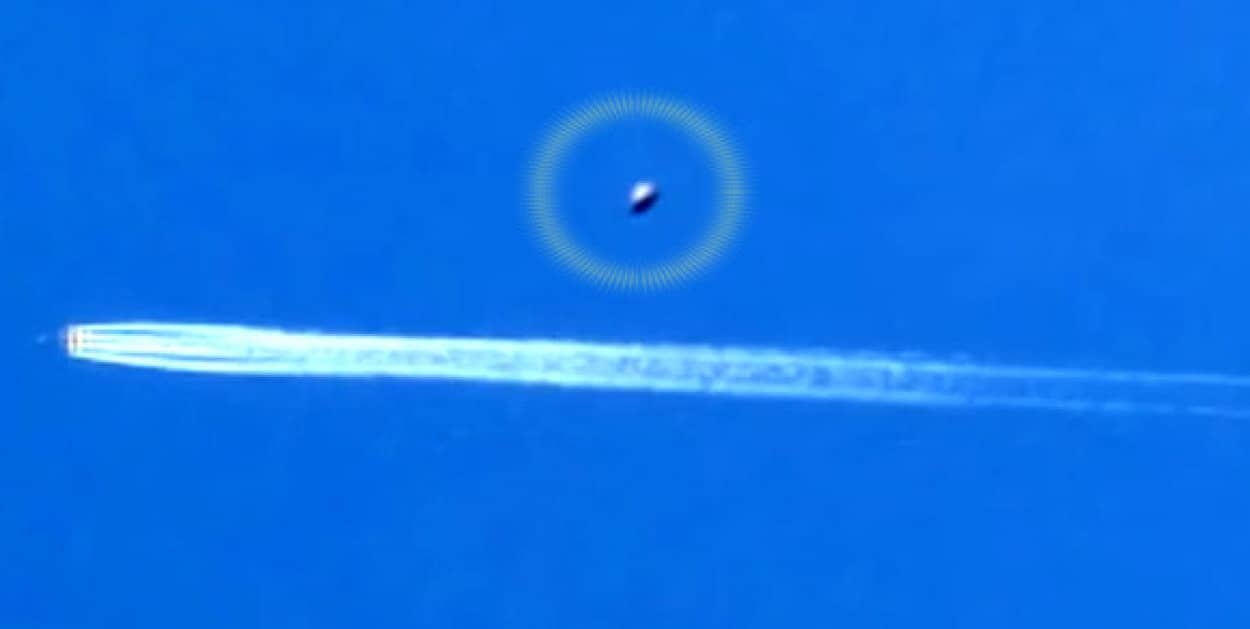 ジェット機の飛行機雲を横切っていった怪しい楕円形の物体の正体は カラパイア ジェット機の飛行機雲を横切っていった怪しい楕円形の物体の正体は カラパイア