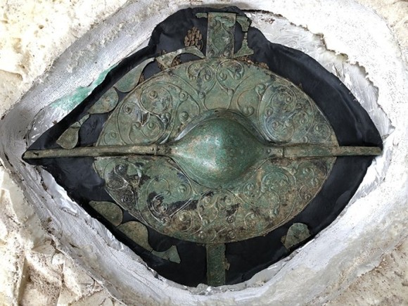 古代ヨーロッパ、ケルト戦士の墓から発見された見事な青銅の盾（約2200年前）