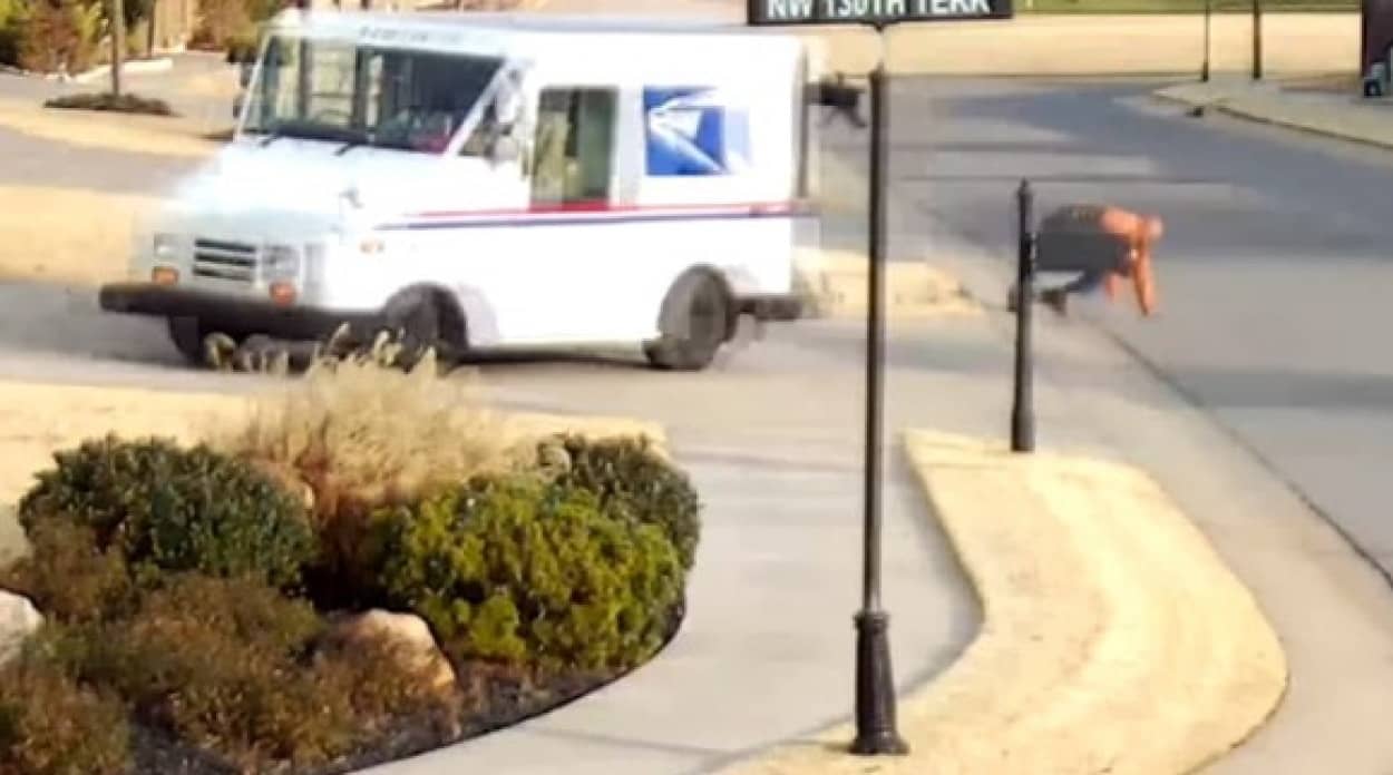 郵便配達に訪れた悲劇 郵便ポストに激突して車から転落 更にすっころぶという一部始終を監視カメラはとらえていた カラパイア