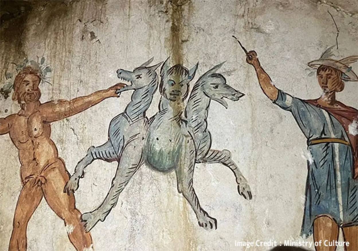 ケルベロスが描かれた封印された墓をイタリアで発見