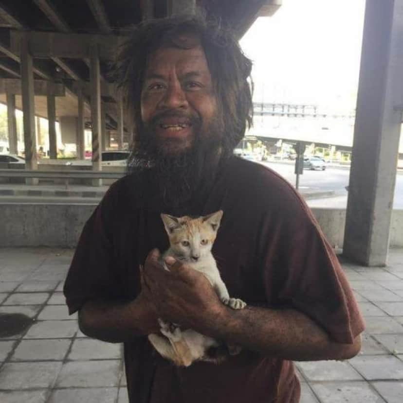 自分よりとにかく猫を救いたい 猫のために毎日ライムを売って餌代を稼ぐタイのホームレスおじさんの本気 カラパイア 自分よりとにかく猫を救いたい 猫のために毎日ライムを売って餌代を稼ぐタイのホームレスおじさんの本気 カラパイア