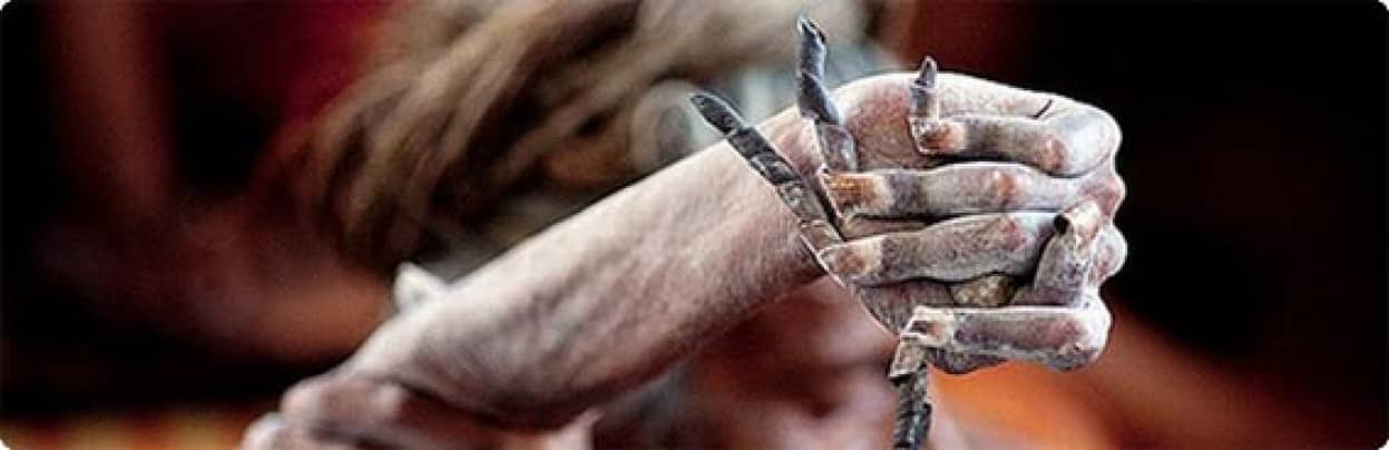 シヴァ神への残りの人生を捧げる為 38年間右手を垂直に挙げ続けている男 インド カラパイア シヴァ神への残りの人生を捧げる為 38年間右手を垂直に挙げ続けている男 インド カラパイア