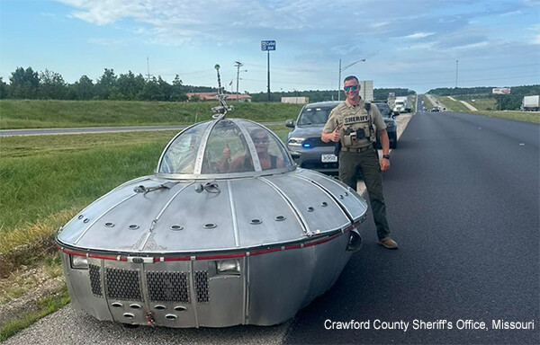 いったいどういうことだってばよ？謎のUFOがパトカーに停止命令
