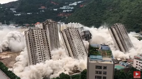幽霊ビルと呼ばれていた15棟の高層ビルを一気に爆破解体する映像
