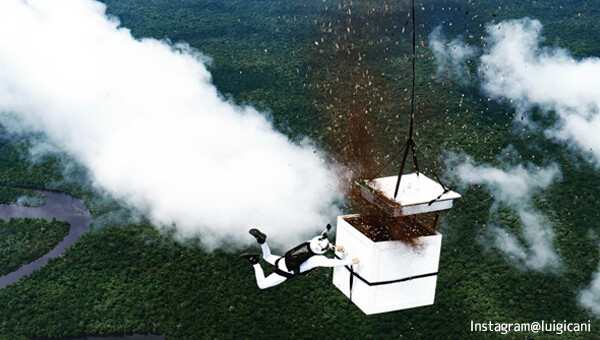 アマゾンの自然を守るため上空2000mから1億個の種子を撒いたスカイダイバー