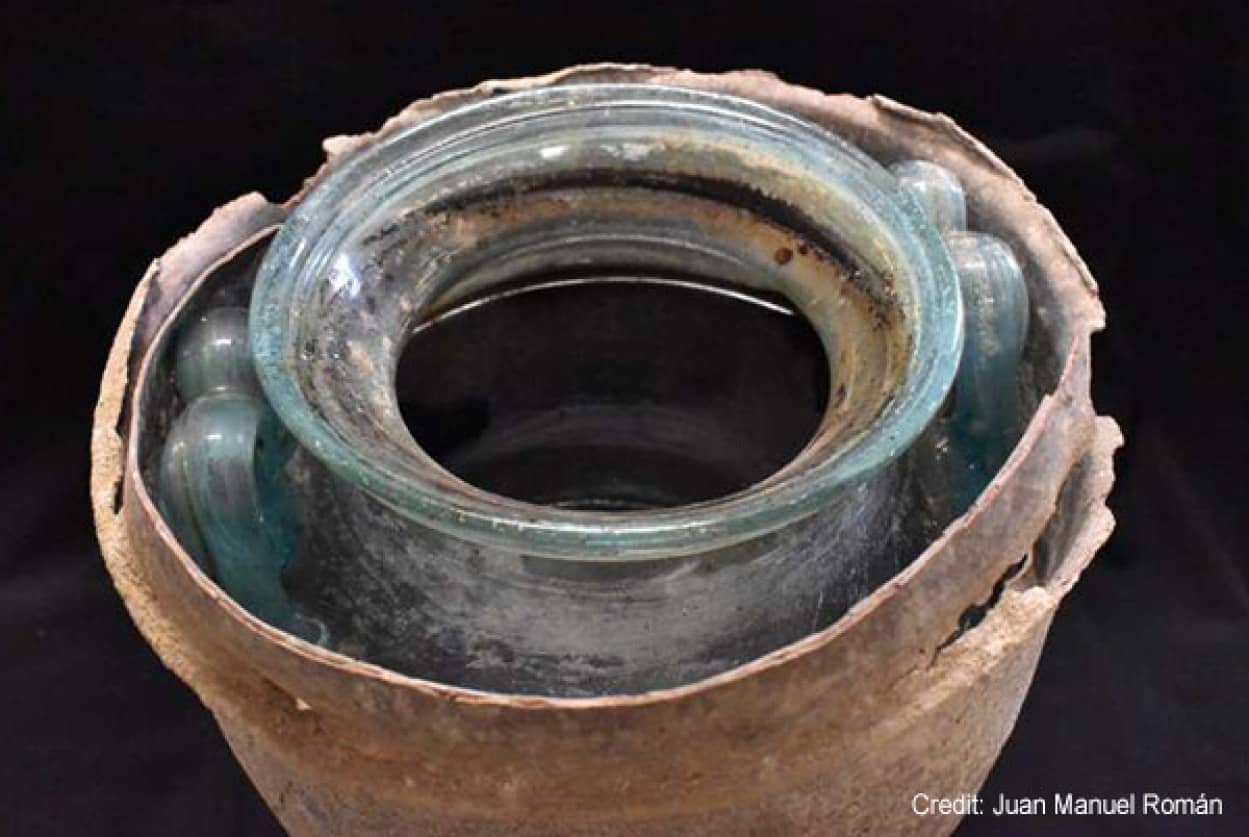 2000年前の液体のワインが発見される