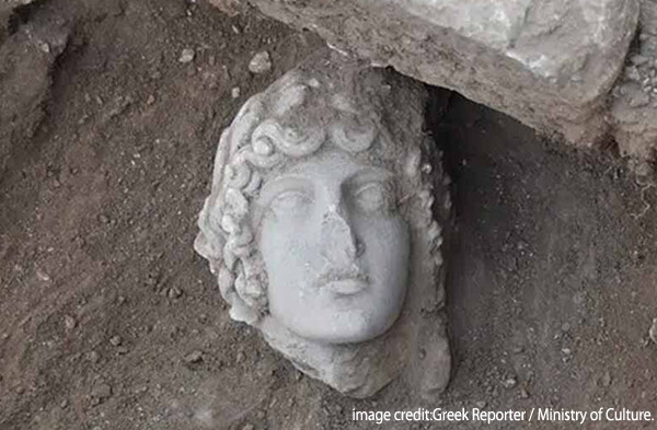 1800年前の大理石のアポロ像の頭部がマケドニアの遺跡で発見