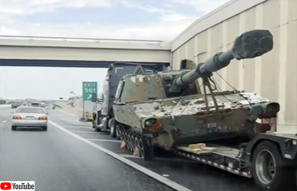 戦車のポロリアクシデント。高速道路でトレーラーから戦車が落下