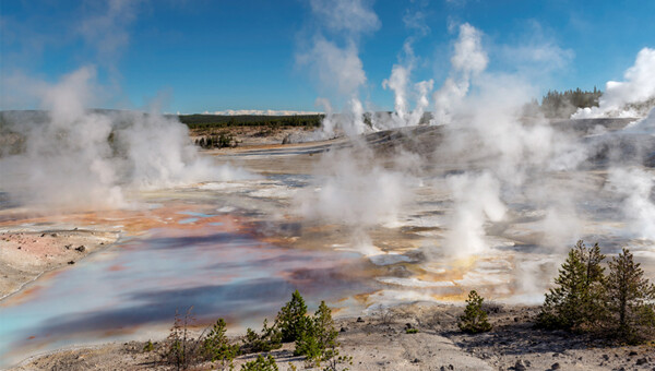 イエローストーンの酸性の間欠泉に5人が乗った車が突っ込む