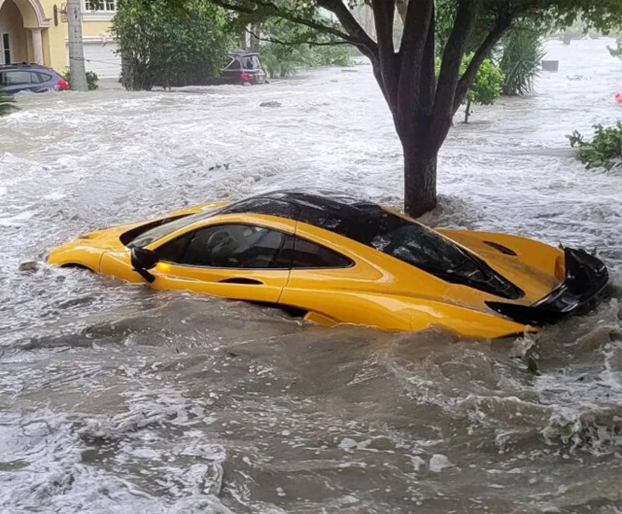 超高級車、マクラーレンが浸水