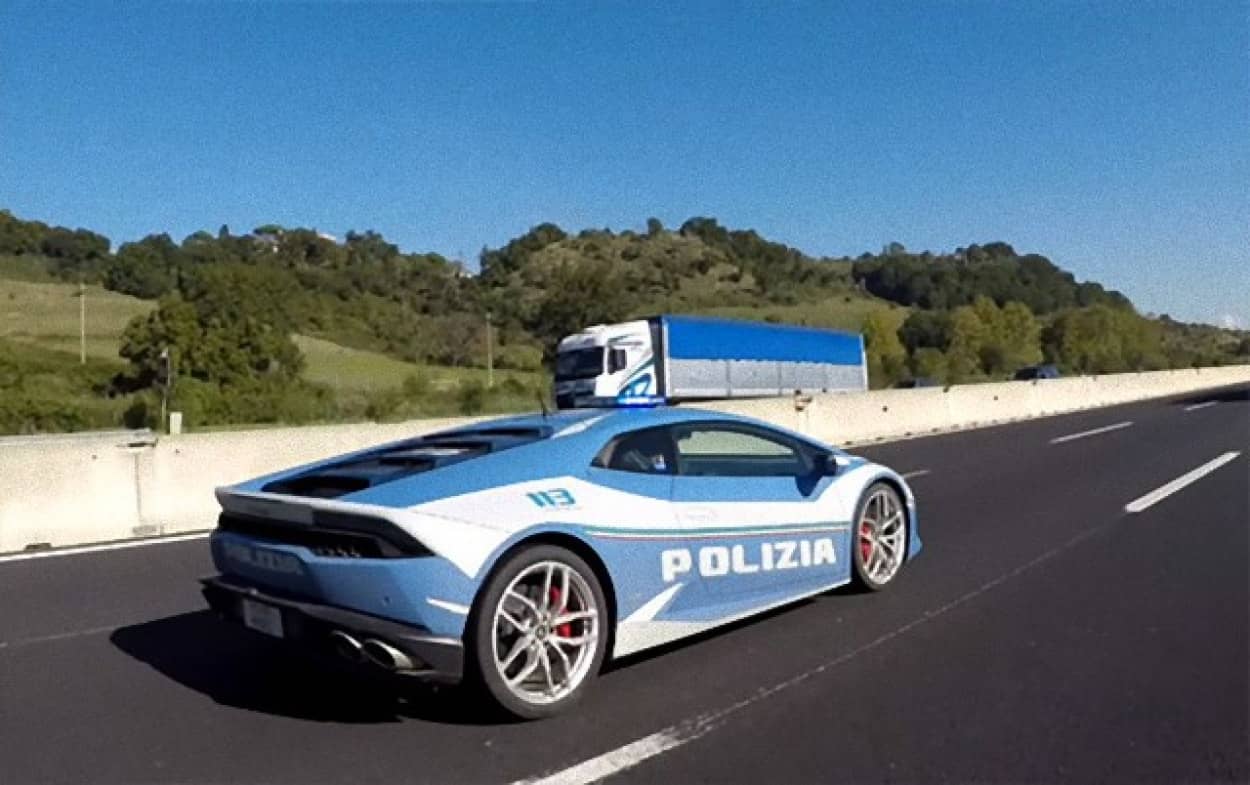 ランボルギーニのパトカーで超高速臓器移送