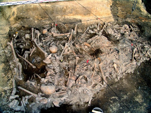 ロシアの共同墓地から発見されたモンゴル軍に虐殺された痕跡が残る13世紀の家族の遺骨 カラパイア