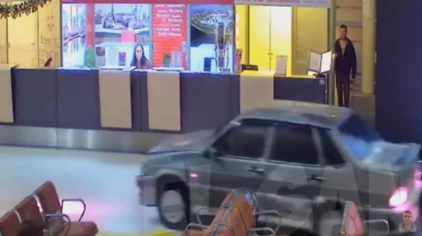 おそロシア 空港内を車が縦横無尽に走る リアルgtaが広がる光景 カラパイア